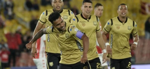 Mira el fuera de lugar de Morelo con Águilas. / Foto: Vizzorimage.