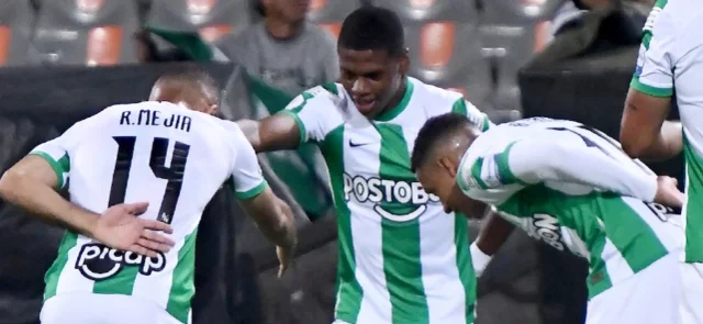 Óscar Perea festeja junto a Robert Mejía y Brahian Palacios - VizzorImage / Luis Benavides