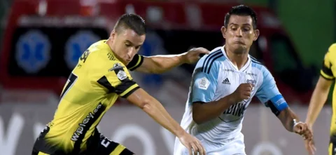 Pablo Bueno enfrenta a David Silva - VizzorImage / Jose David Martinez