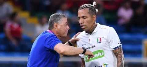 Dayro Moreno oye las indicaciones de su técnico, Pedro Sarmiento - VizzorImage / Nelson Ríos