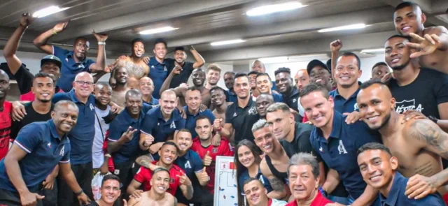 Plantel profesional de América de Cali en el camerino del Pascual Guerrero - X: @AmericadeCali