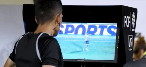 Revisión del VAR sobre acción de América vs. Huila. / Foto: Vizzorimage.