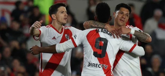 Miguel Borja celebra con Nacho Fernández y Enzo Pérez su doblete con River Plate - AFP