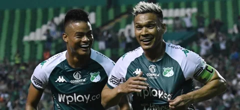 Luis Sandoval (izquierda) y Teófilo Gutiérrez celebran un gol de Deportivo Cali - VizzorImage / Nelson Rios