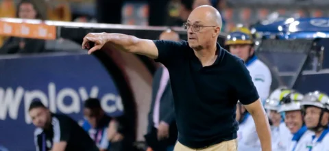 Alfredo Arias técnico del Medellín - VizzorImage