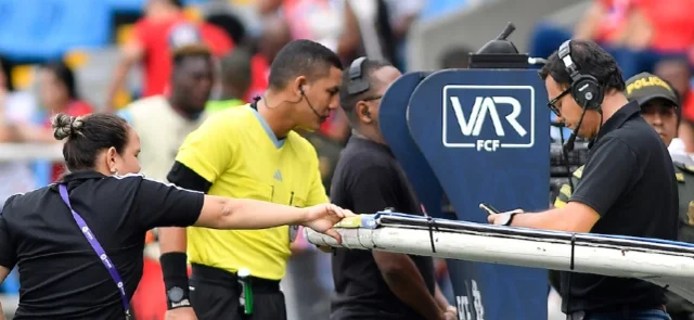 ¿Y Colombia? FCF espera aval de la FIFA para revelar audios del VAR. / Foto: Vizzorimage.