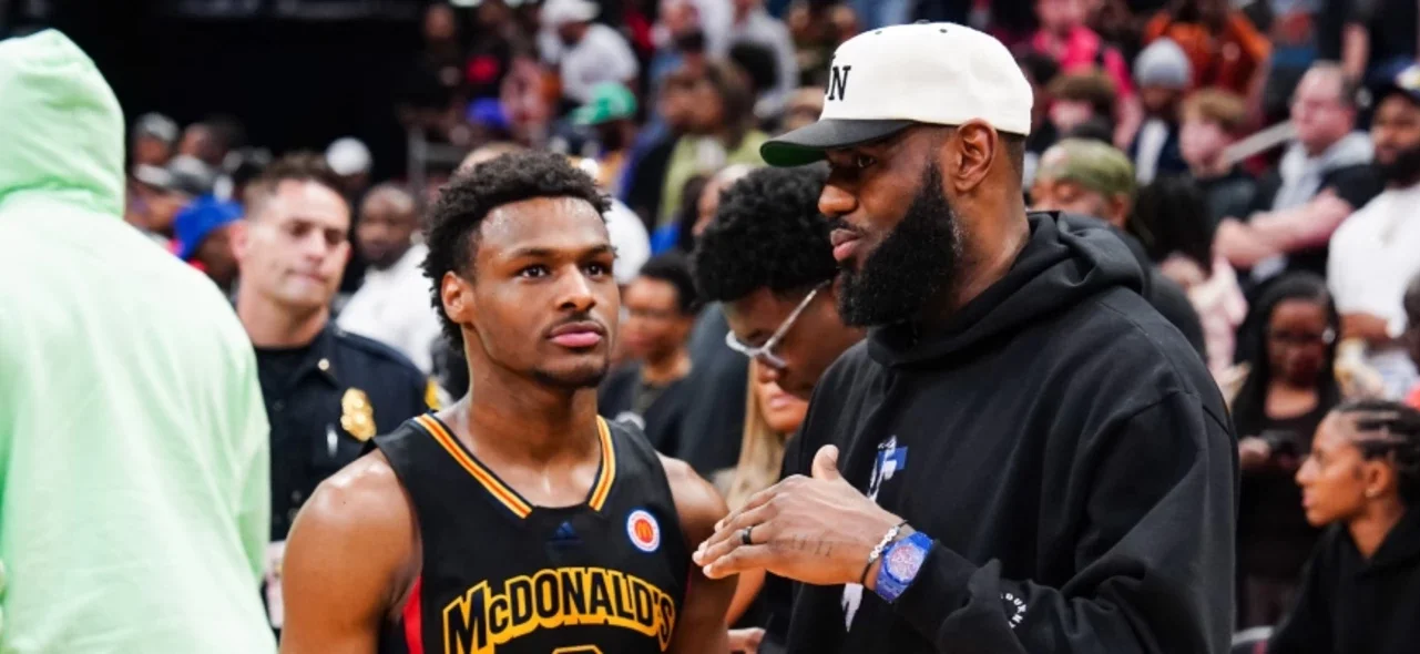 Bronny James podrá volver a la canchas - AFP