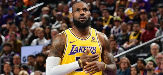 LeBron James brilló con los Lakers - AFP