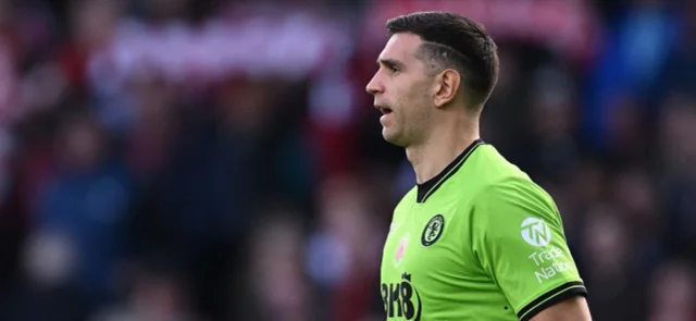 Dibu Martínez protagonizó blooper en la Premier. / Foto: AFP.