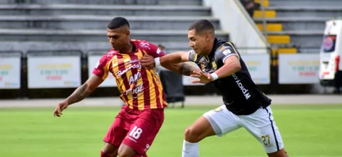 Deportes Tolima visita a Águilas Doradas. Foto: VizzorImage / Joan Orjuela