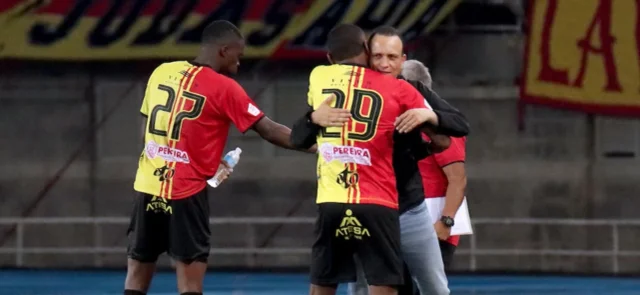 Alejandro Restrepo escribió en mayúsculas su nombre en Pereira | Foto: VizzorImage / Pablo Bohorquez