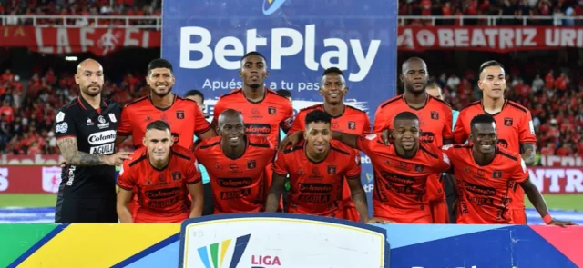 ¡Saque de honor! América de Cali invitó a padre de Luis Díaz al Pascual. / Foto: Vizzorimage.