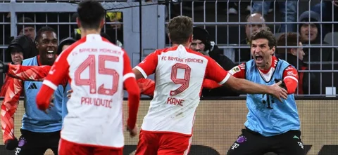 Harry Kane celebra con Thomas Muller la goleada de Bayern Múnich a Borussia Dortmund - AFP