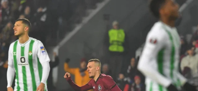 Betis cayó en su visita a Praga / AFP