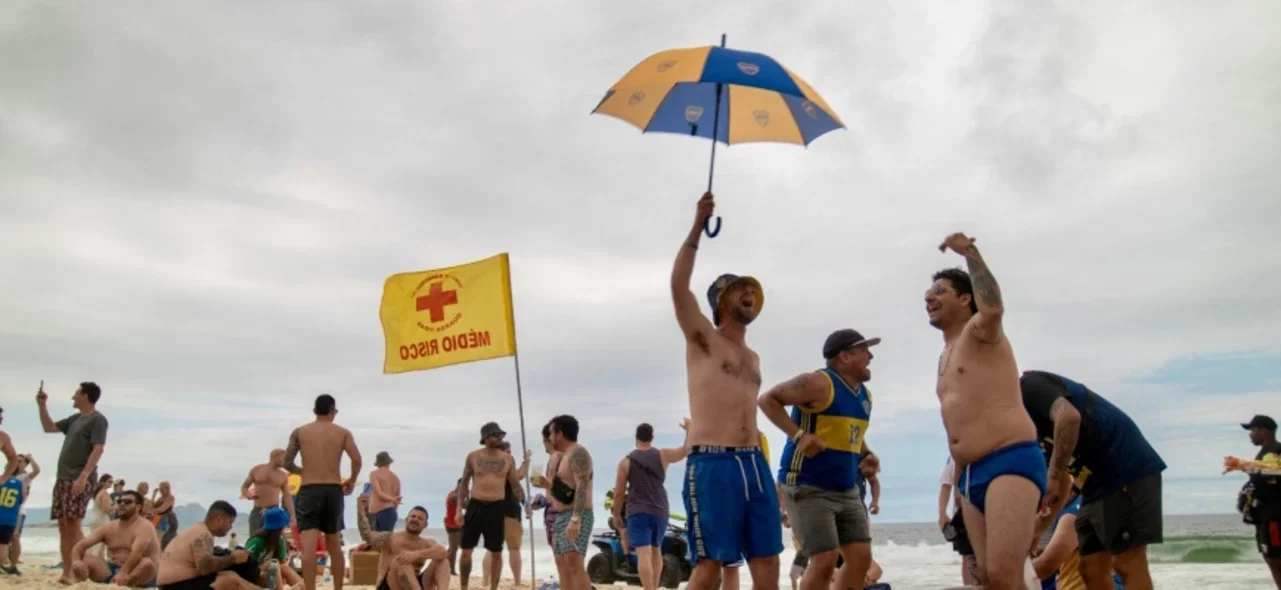 Pelea de hinchas de Boca y Fluminense en Rio de Janeiro. / Foto: AFP.