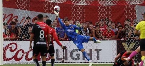 Hincha de Atlas le pidió a Camilo Vargas que se quede / AFP