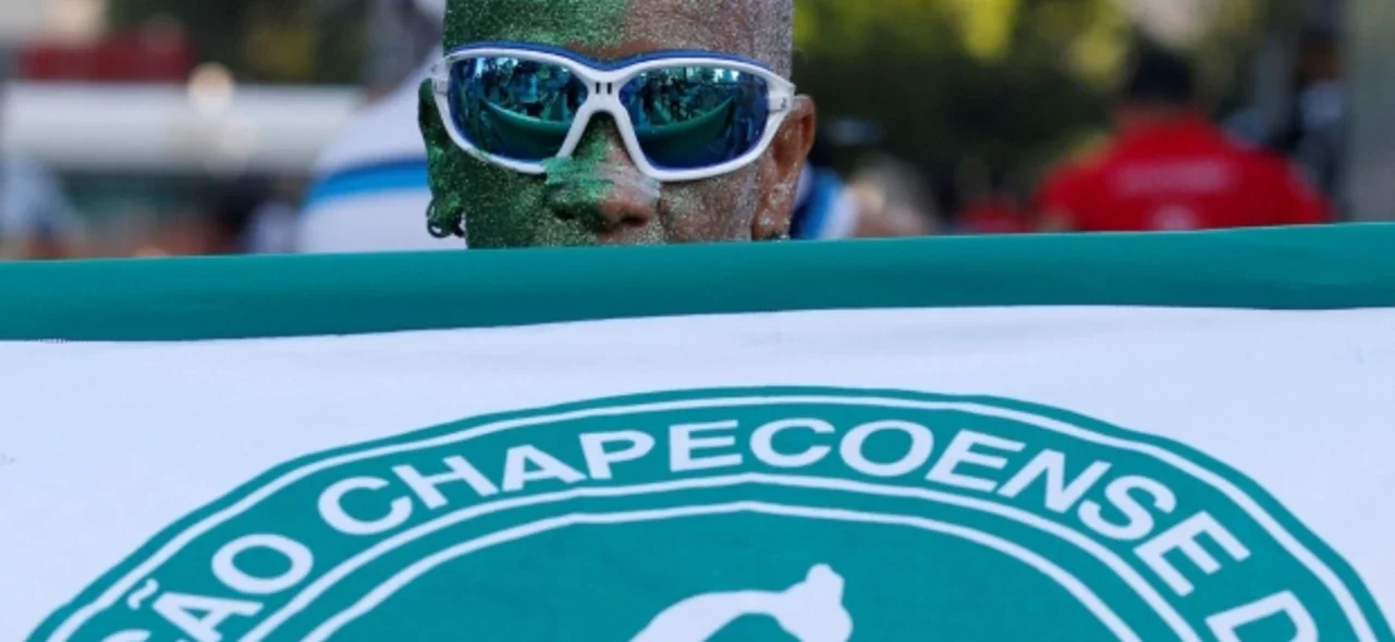 Hincha de Chapecoense rinde homenaje al club - AFP