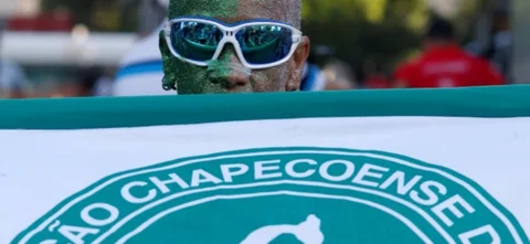 Hincha de Chapecoense rinde homenaje al club - AFP