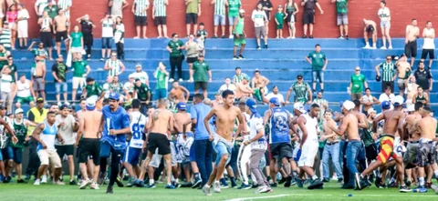 Hinchas de Coritiba y Cruzeiro invadieron la cancha en pleno partido / AFP