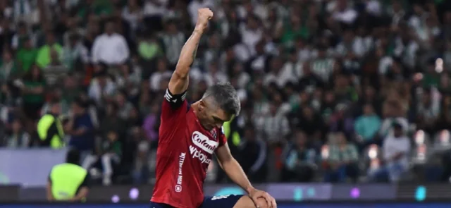 Daniel Torres rompió el corazón de los hinchas de Santa Fe | Foto: VizzorImage / Luis Benavides