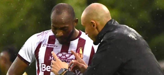 Diego Herazo recibe instrucciones de su técnico, David González - VizzorImage / Luis Benavides