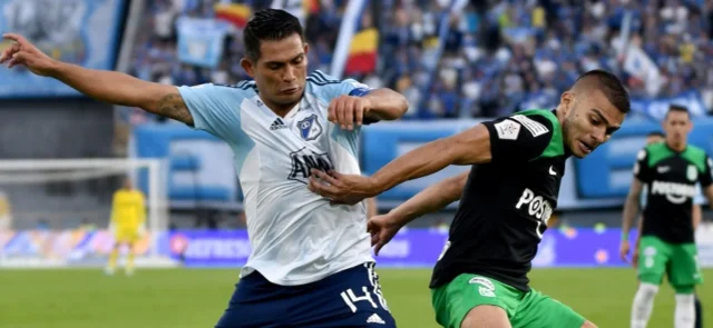 Millonarios y Nacional: David Silva combate un balón contra Jhon Duque - VizzorImage / Luis Ramirez