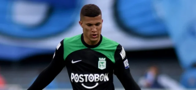 Hinchas de Nacional buscan a Nelson Deossa. / Foto: Vizzorimage.