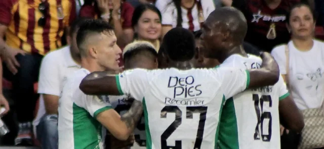 Jugadores de Deportivo Cali celebran gol ante Tolima - VizzorImage / Juan Torres