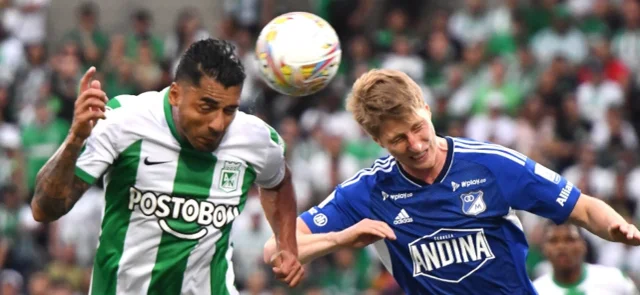 Jefferson Duque (Nacional) y Andrés Llinás (Millonarios) disputan un balón aéreo - VizzorImage / Luis Benavides