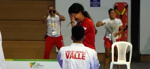 John Caracas - Deportista vallecaucano le pidió matrimonio a su novia - X: @MinDeporteCol