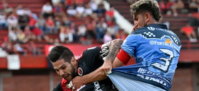 Jonathan Agudelo enfrenta a Daniel Rivera (Cúcuta vs. Fortaleza) - VizzorImage / Juan Pablo Bayona