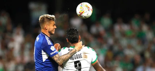 Juan Pablo Vargas (Millonarios) le gana en el cabezazo a Jefferson Duque - VizzorImage /Jaime Jaramillo