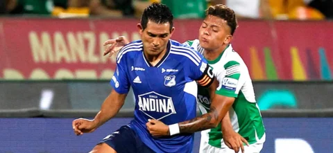 David Silva (Millonarios) le gana la posición a Juan Torres (Nacional) - VizzorImage /Jaime Jaramillo