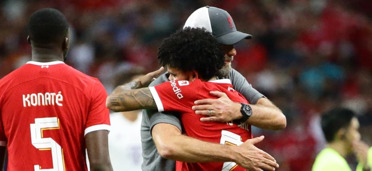 Jürgen Klopp abraza a su jugador de Liverpool, Luis Díaz - AFP