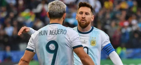 Lionel Messi abraza a Sergio 'Kun' Agüero en la selección Argentina - AFP