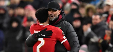 Luis Díaz abraza a Jürgen Klopp tras marcar gol con Liverpool - AFP