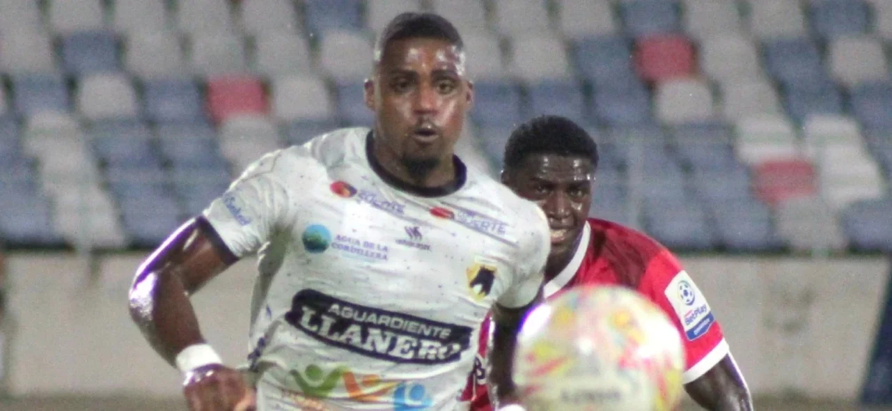 Brayan Carabalí corre detrás del balón - VizzorImage / Jesus Rico