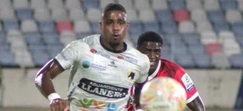 Brayan Carabalí corre detrás del balón - VizzorImage / Jesus Rico