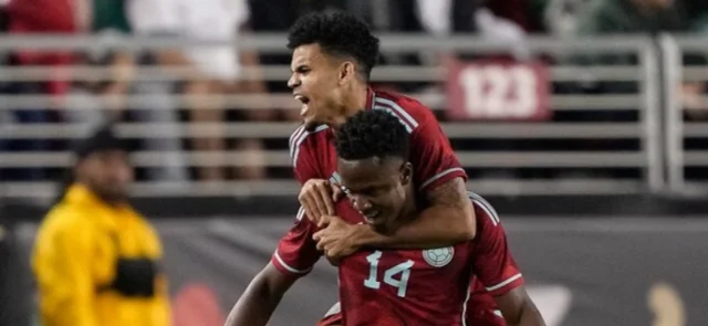 Luis Díaz subido en la espalda de Luis Sinisterra, celebran un gol de Colombia - AFP