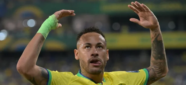 Neymar y su nuevo look son tendencia en redes sociales / AFP