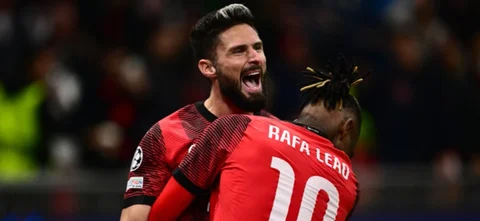 Olivier Giroud celebra el gol ante PSG y Rafael Leao lo abraza - AFP