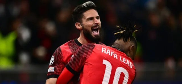 Olivier Giroud celebra el gol ante PSG y Rafael Leao lo abraza - AFP