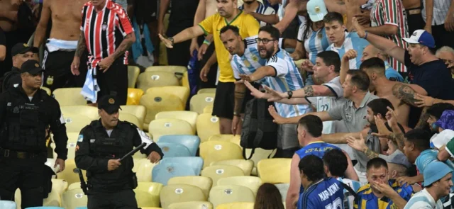 Así comenzó pelea de hinchas en Brasil vs. Argentina. / Foto: AFP.