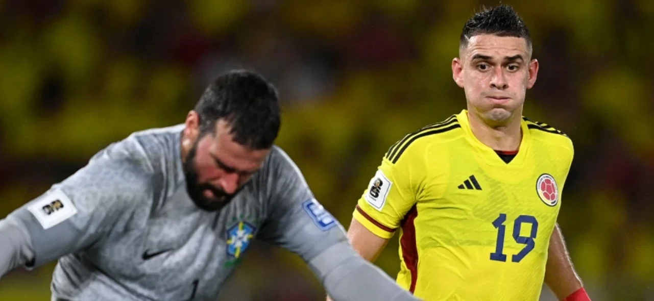 Rafael Borré y Alisson Becker en el Colombia 2-1 Brasil - AFP