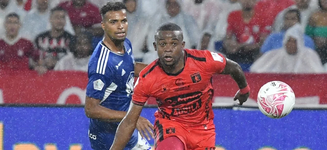 Jader Quiñónes (América) le ganó la posición a Ricardo Rosales (Millonarios) - VizzorImage / Nelson Rios