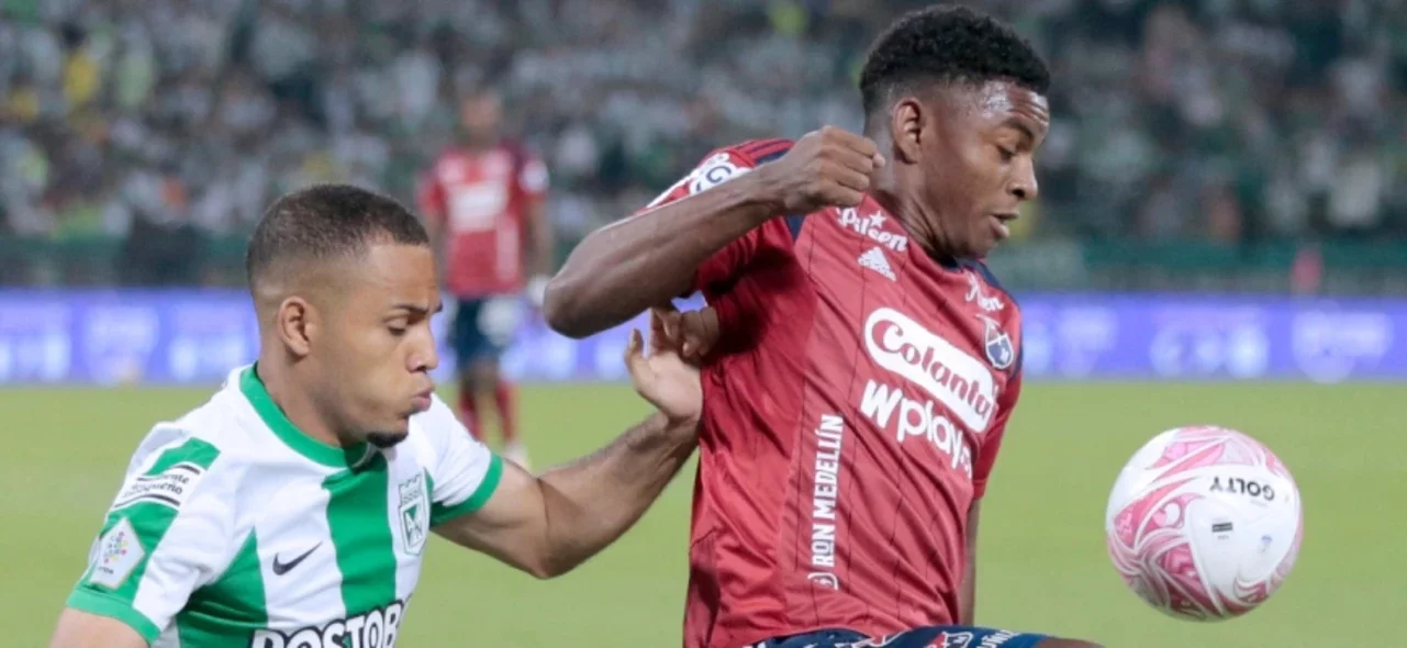 Robert Mejía (Nacional) enfrenta a Brayan León (Medellín) en el clásico paisa - VizzorImage / Donaldo Zuluaga