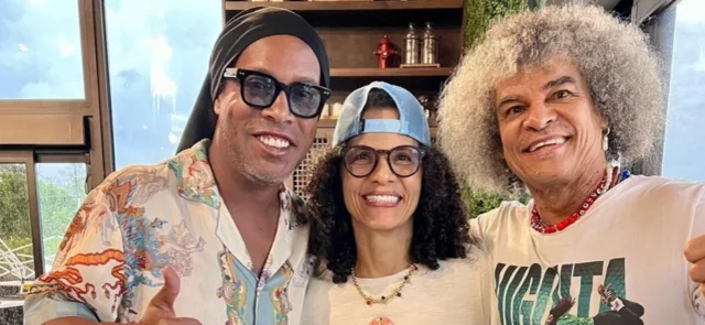 Ronaldinho y Carlos el 'Pibe' Valderrama, junto a la esposa del colombiano - Instagram: @pibevalderramap