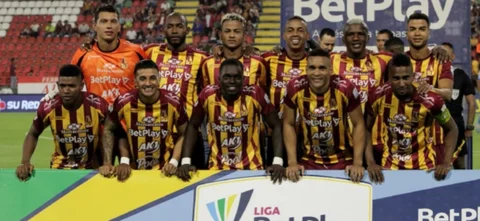 ¡Por poco! Tolima probó los reflejos del arquero Martínez. / Foto: Vizzorimage.