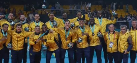 Colombia de Voleibol celebra su medalla de bronce en Panamericanos 2023 - X: @OlimpicoCol