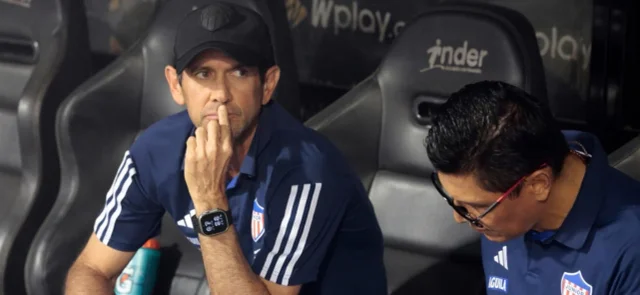 Arturo Reyes y su cuerpo técnico - Foto: VizzorImage/ Daniel Gallo